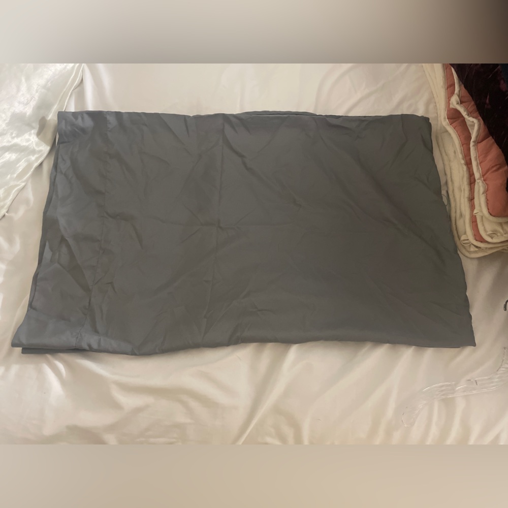 Gray Bedding Pillowcase (1 pair) and fitted sheet (queen)